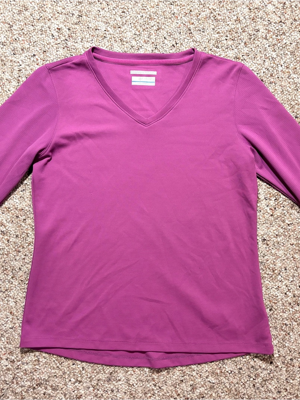 Columbia Womenâs V-Neck Quarter Sleeve Top in Magenta